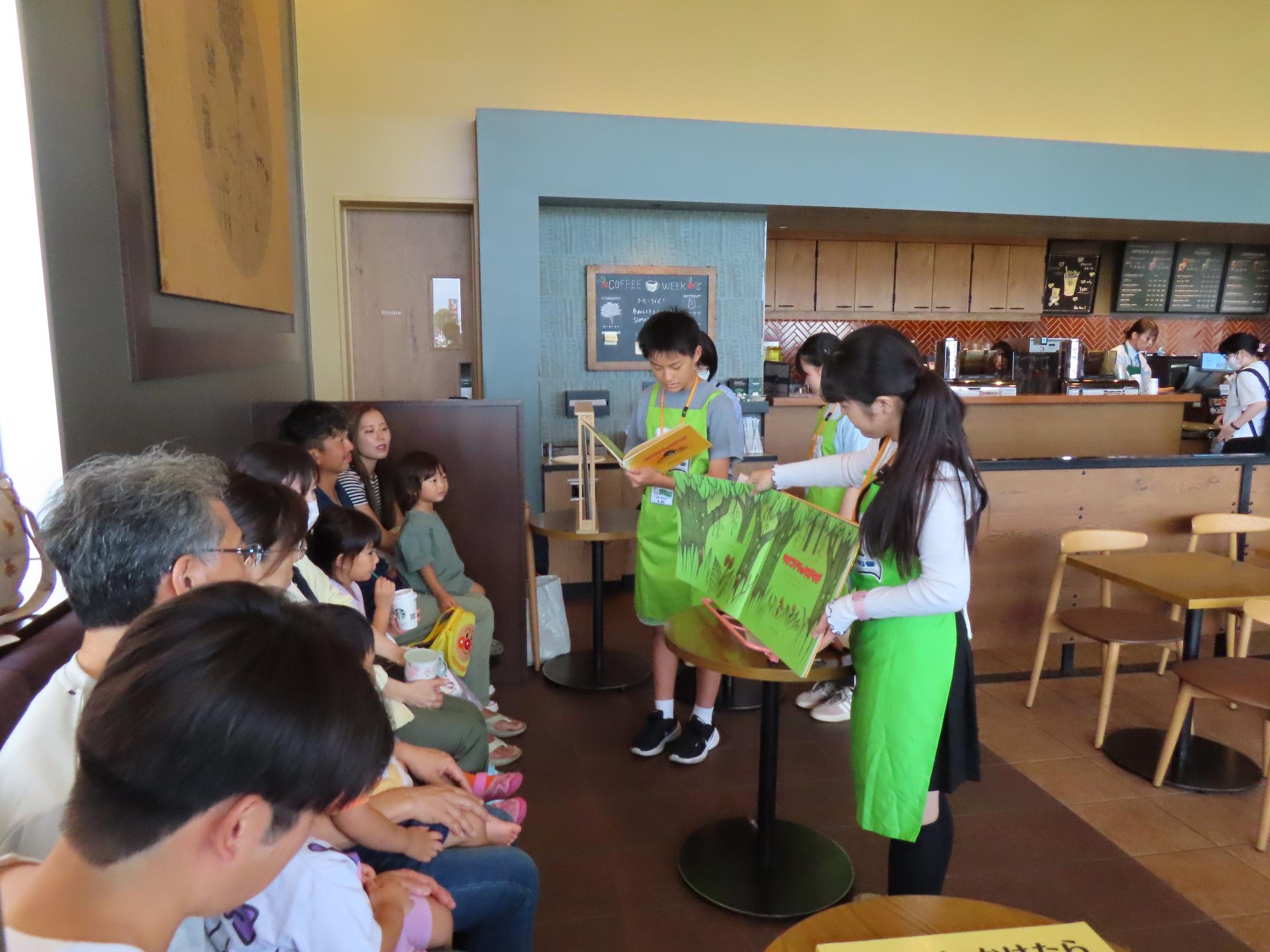 子ども司書おはなし会の様子