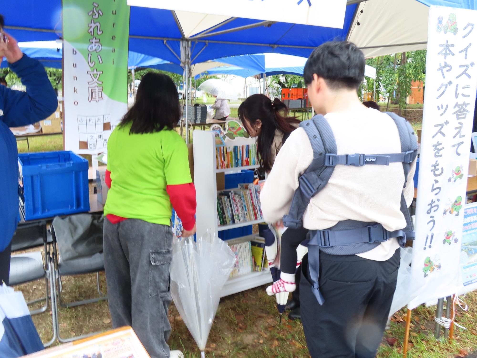 子ども司書のお手伝いの様子