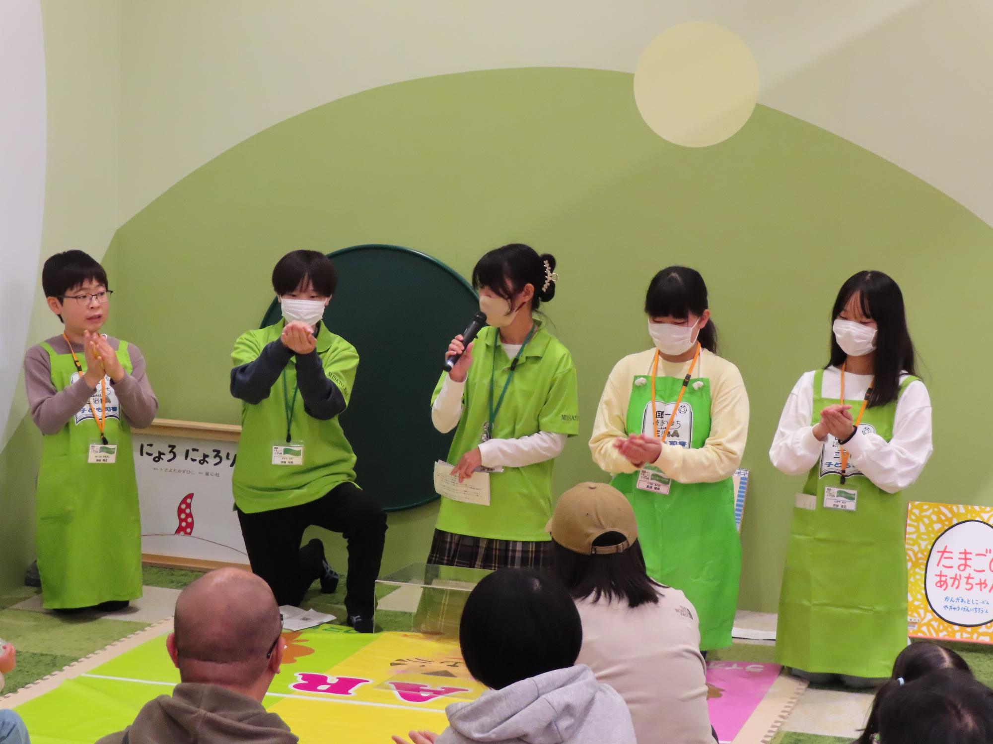 子ども司書おはなし会の様子