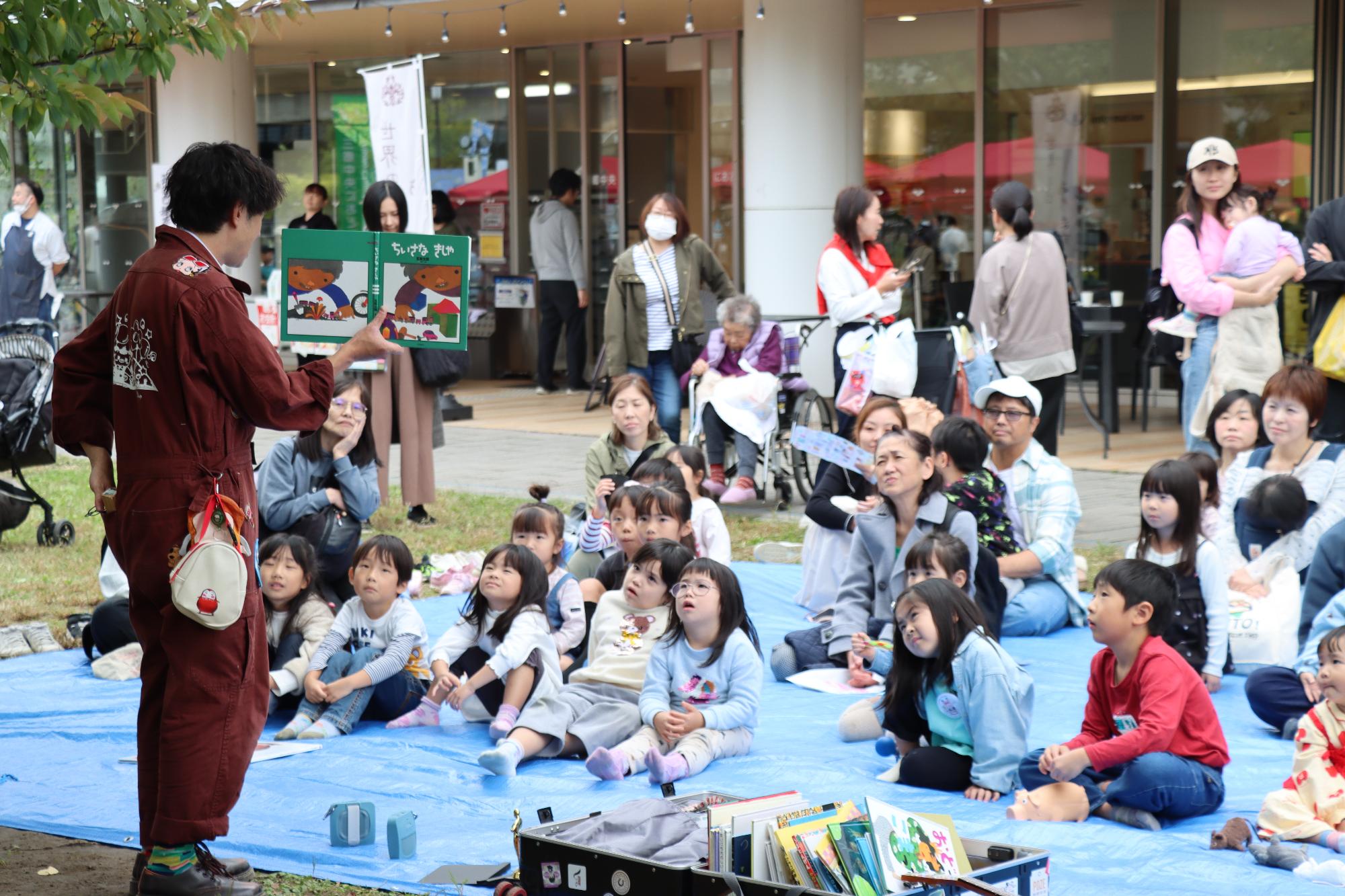 ゆうくんによるおはなし会の様子
