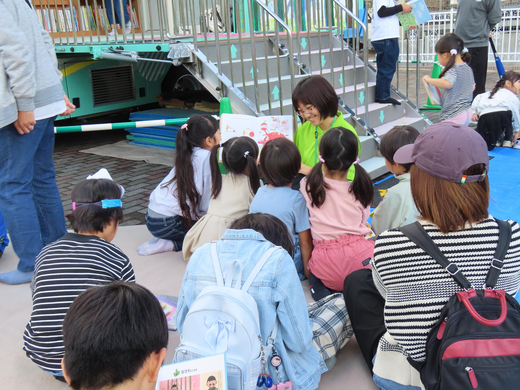 子ども司書のお手伝いの様子