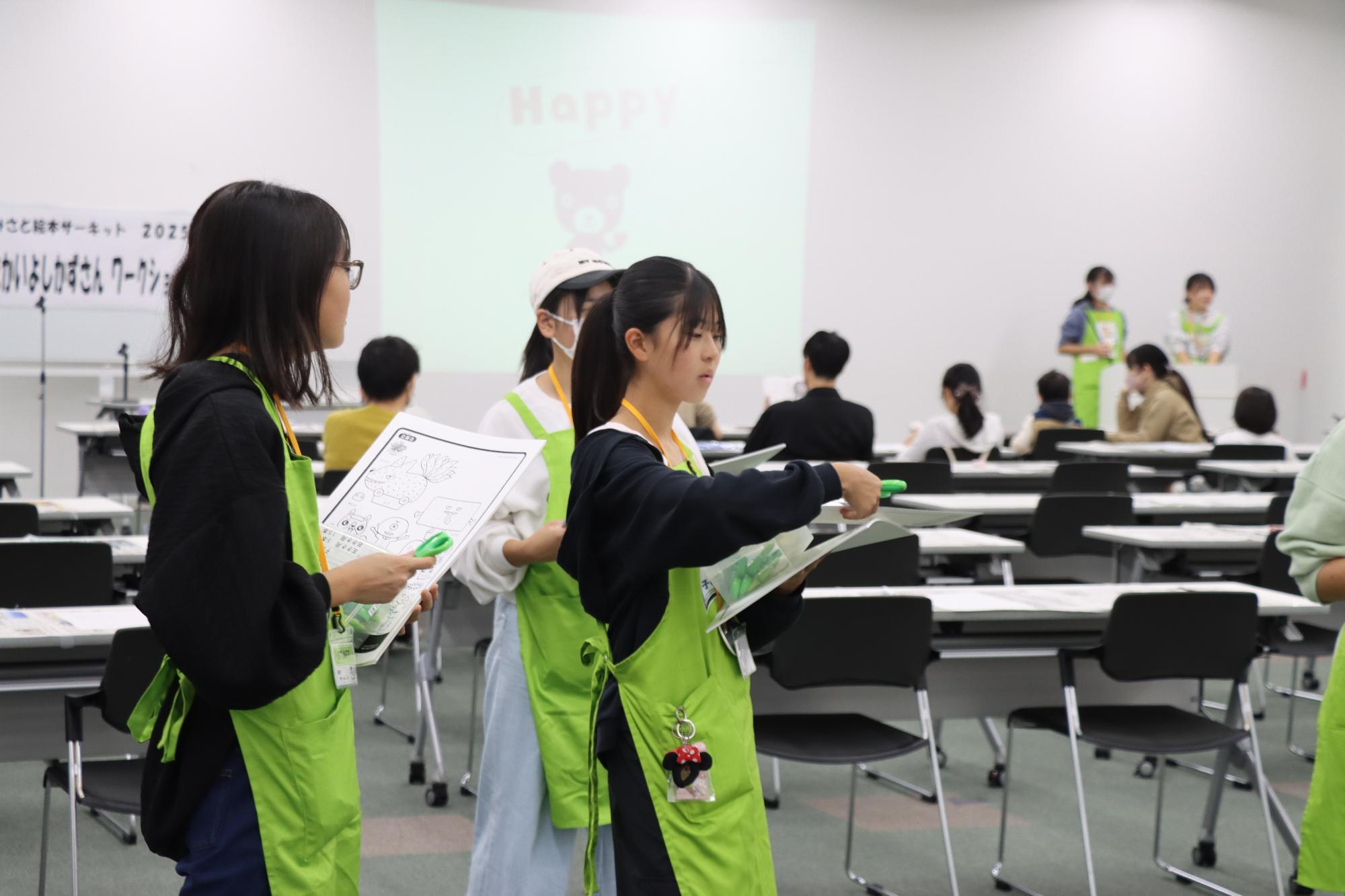 子ども司書のお手伝いの様子