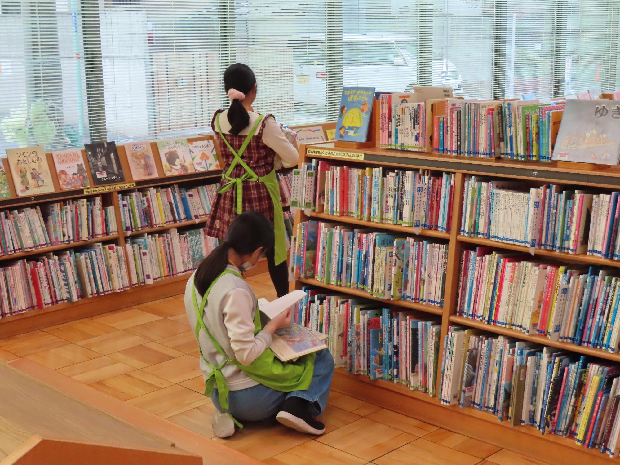 子ども司書のお手伝いの様子