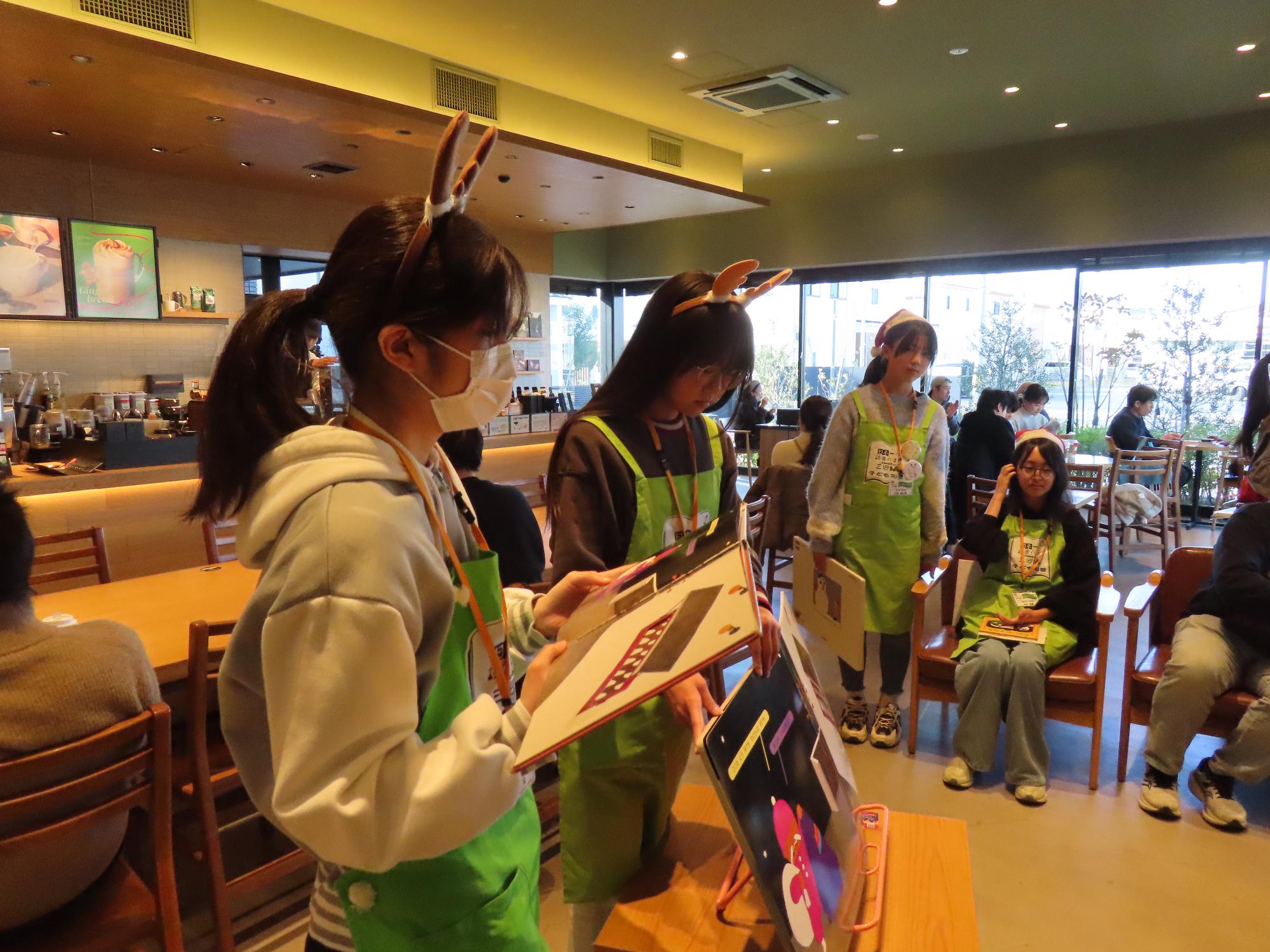 子ども司書おはなし会の様子