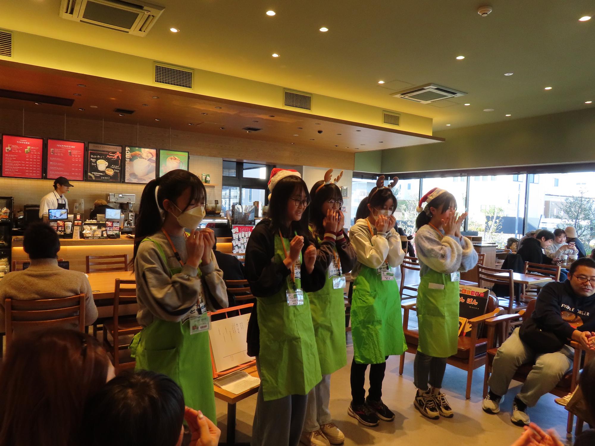 子ども司書おはなし会の様子