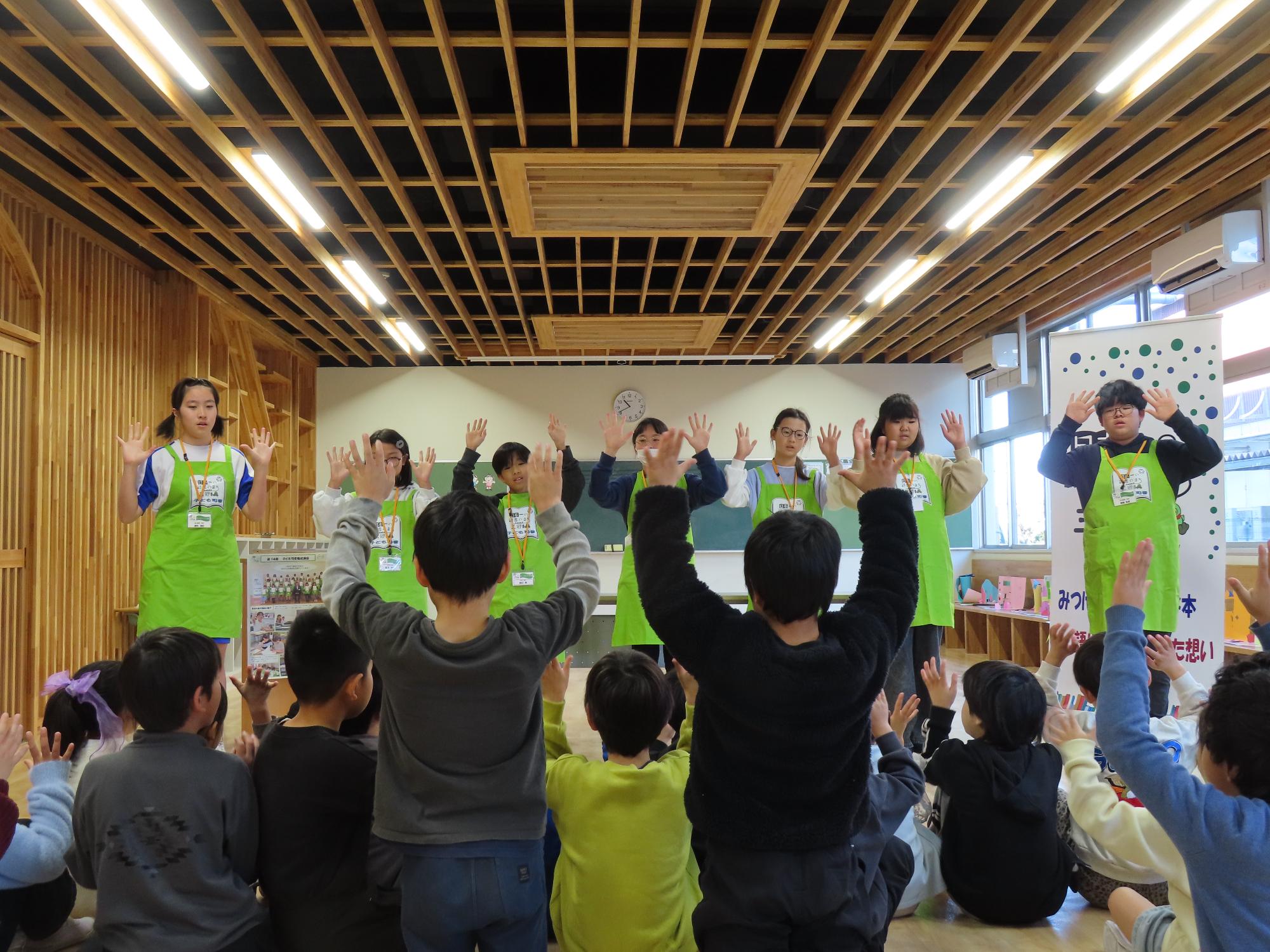 子ども司書おはなし会の様子