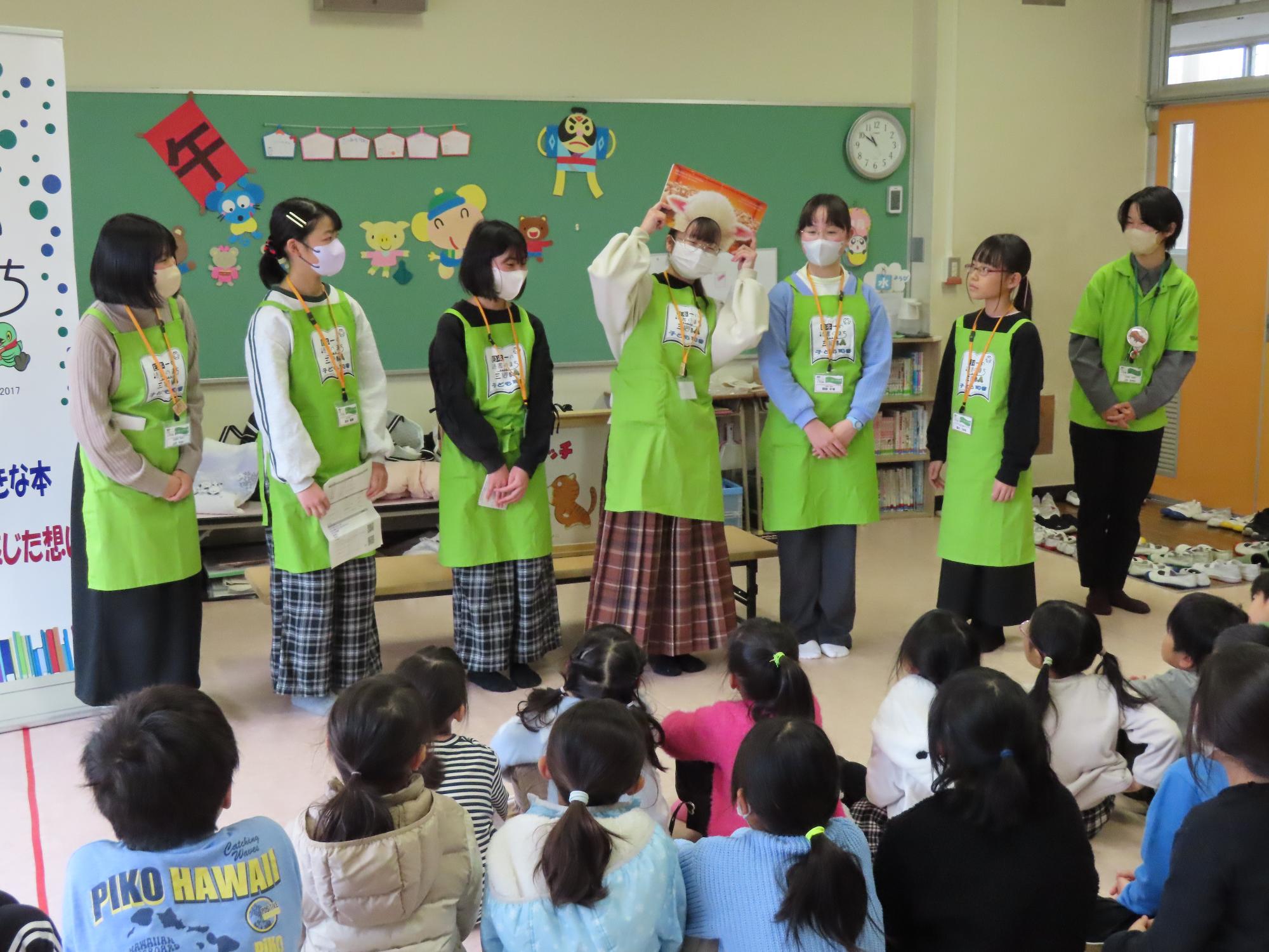 子ども司書おはなし会の様子