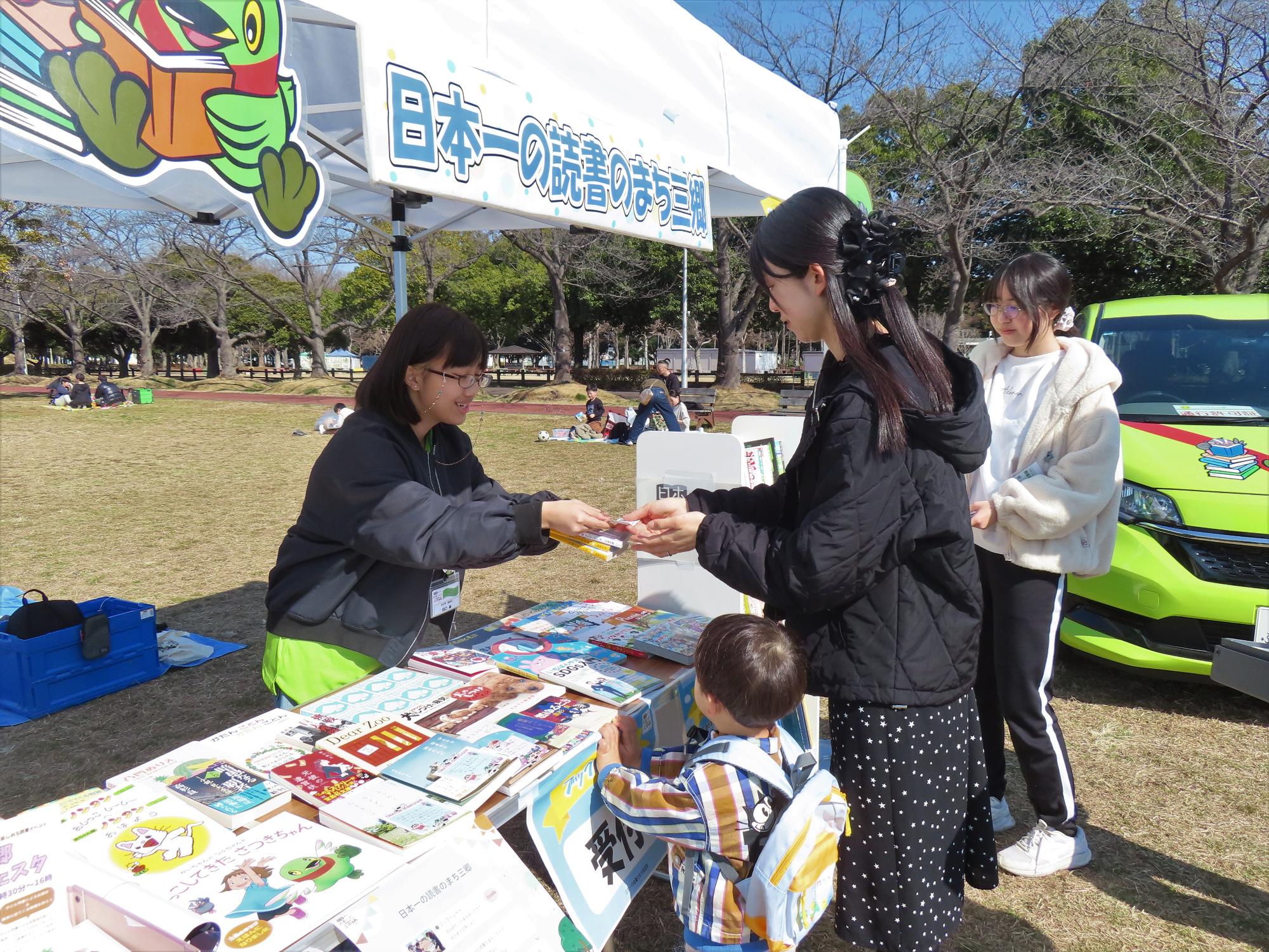 子ども司書のお手伝いの様子