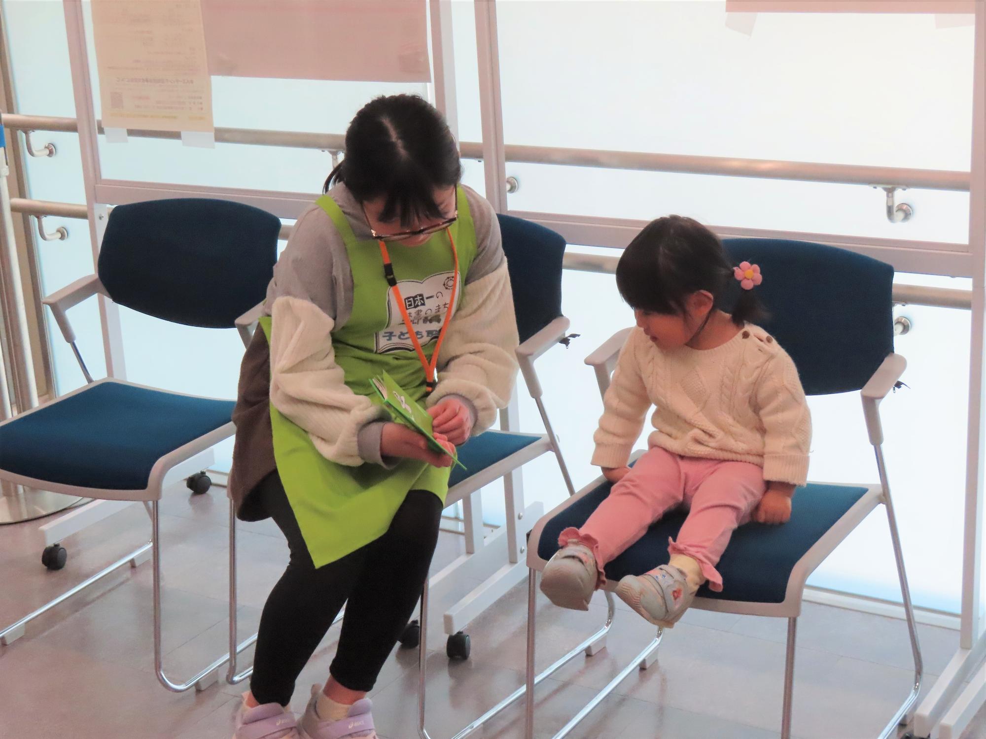 子ども司書のお手伝いの様子