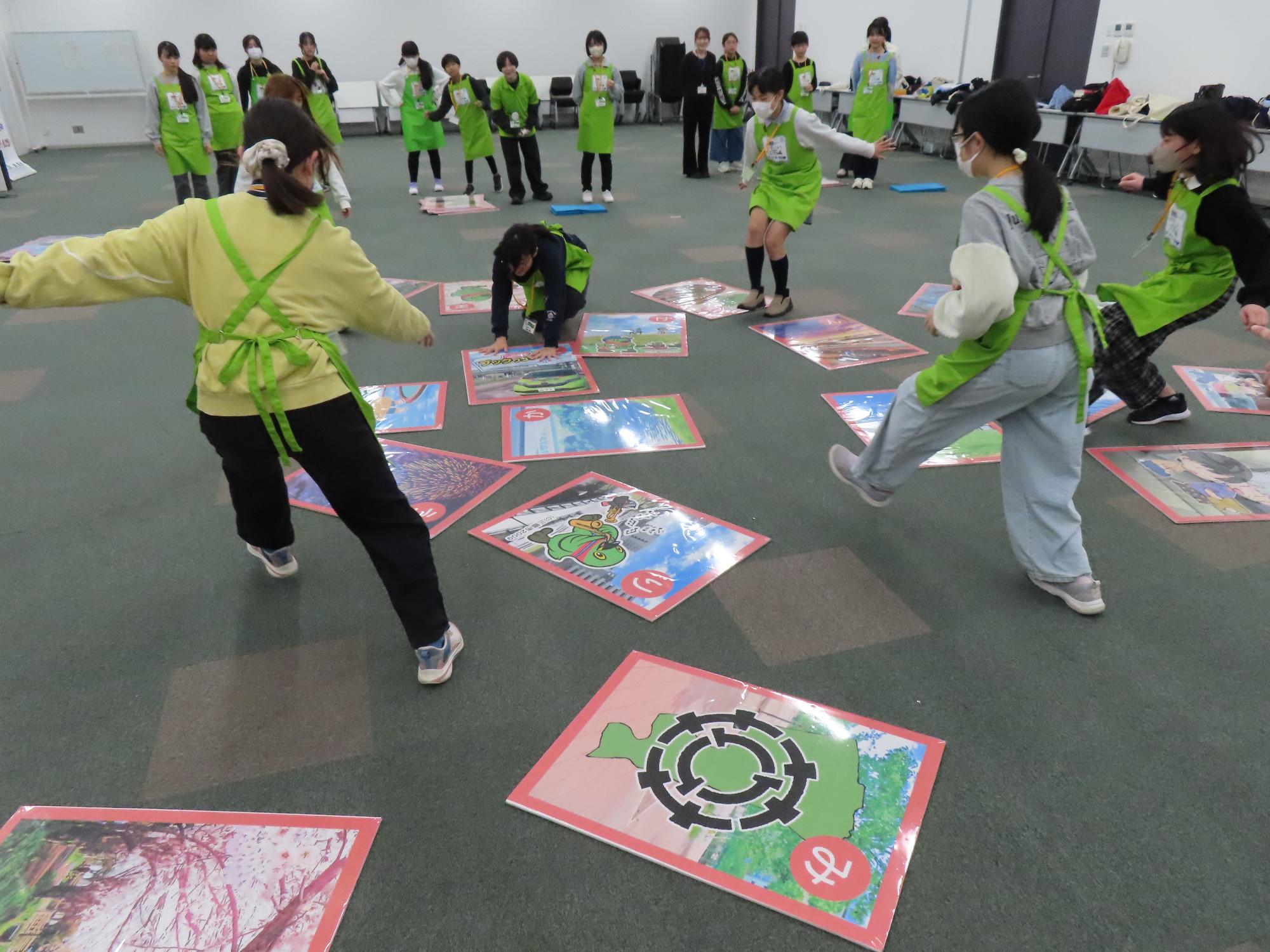 三郷のいいとこカルタの様子