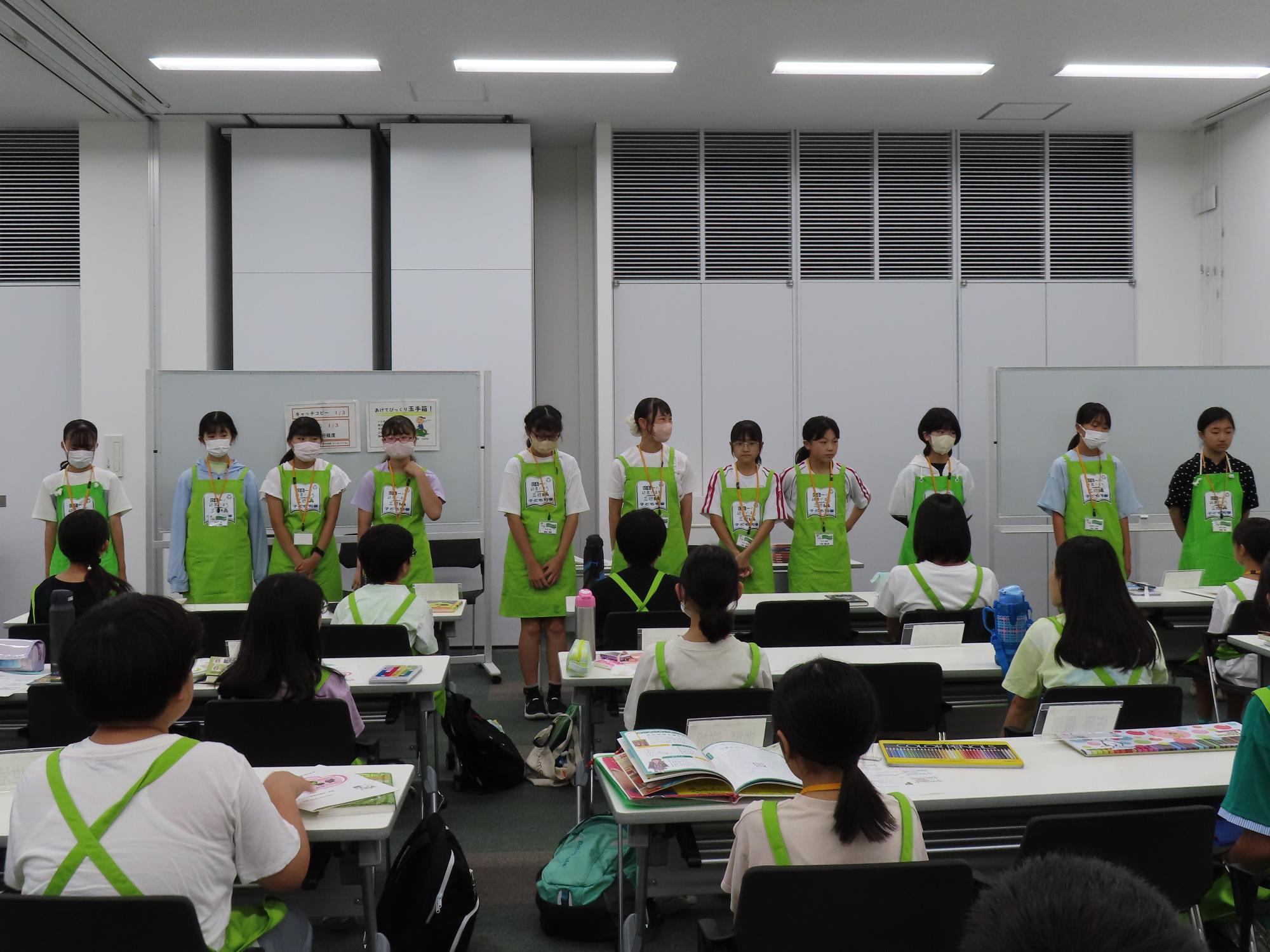 子ども司書のお手伝いの様子
