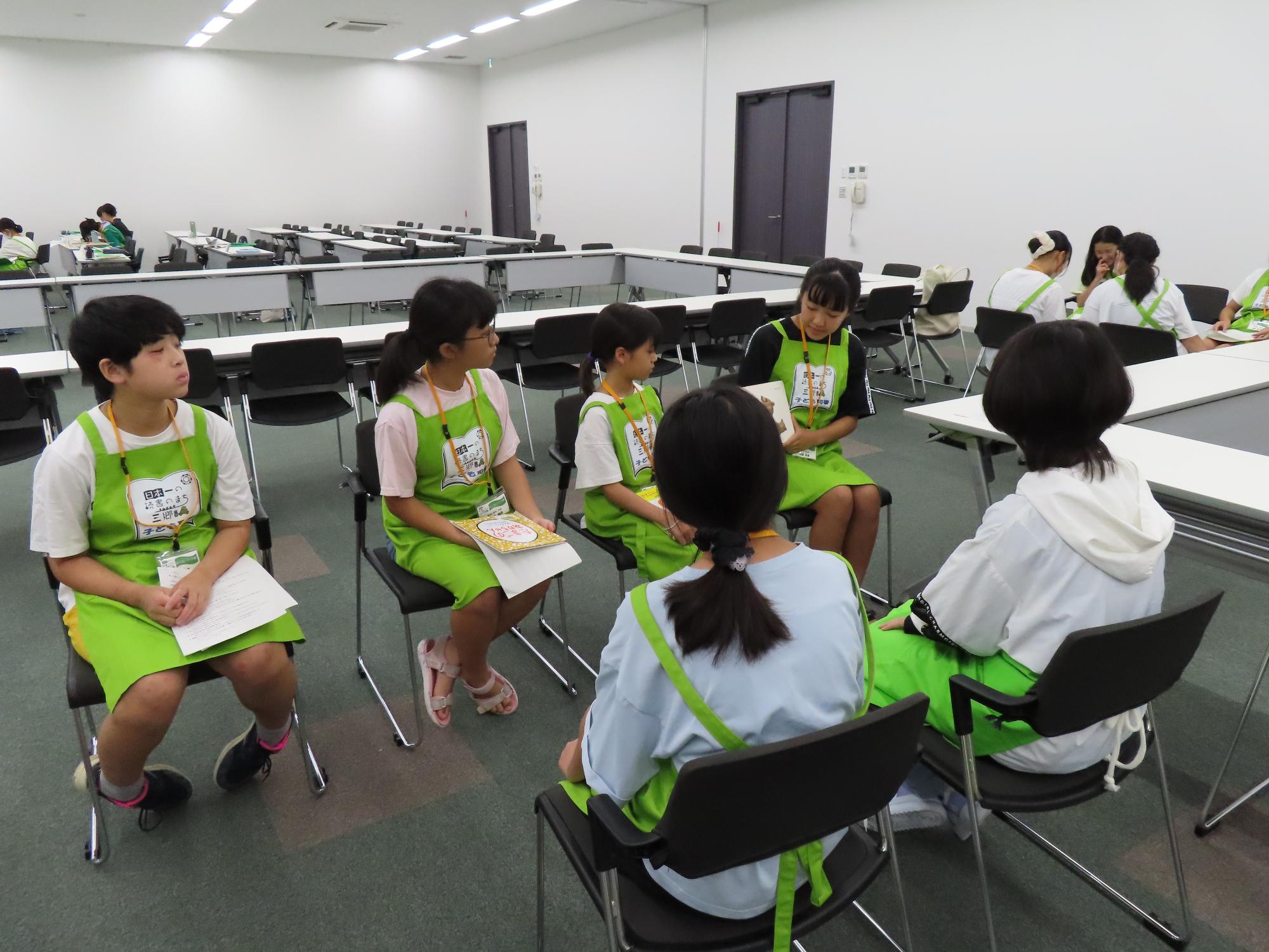 子ども司書のお手伝いの様子