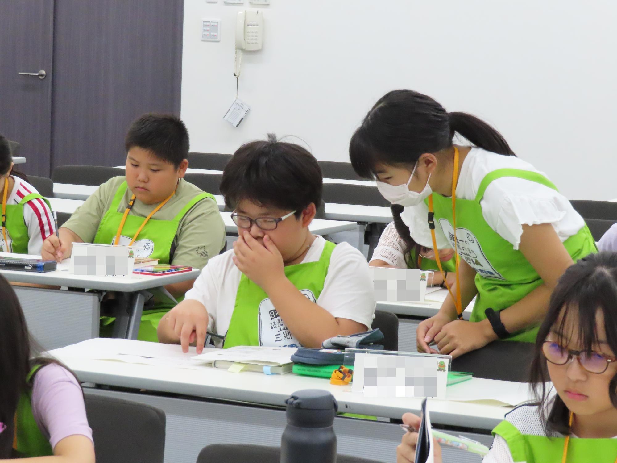 子ども司書のお手伝いの様子