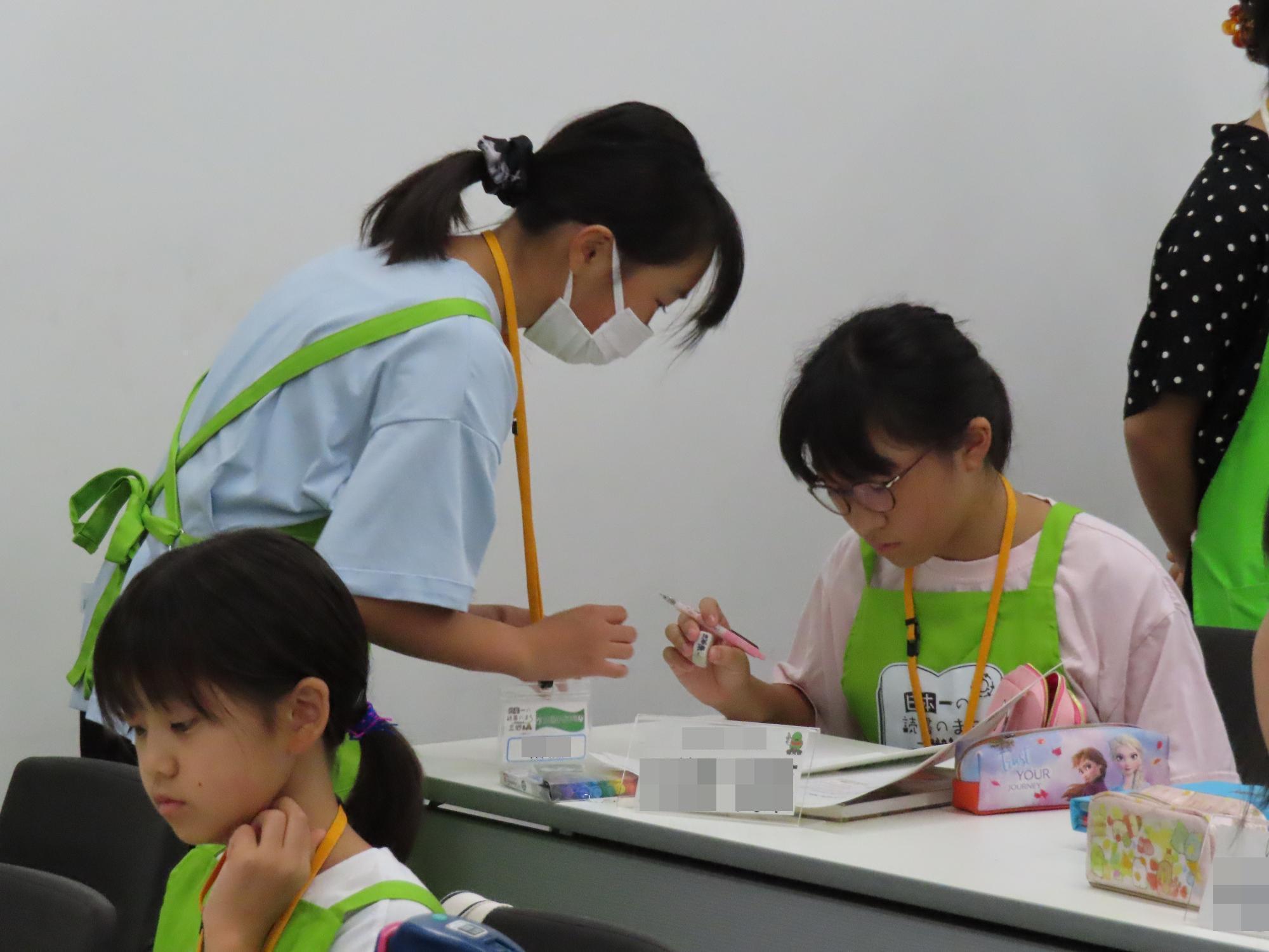 子ども司書のお手伝いの様子