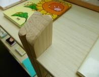 木材で造られた本棚を上から写した写真