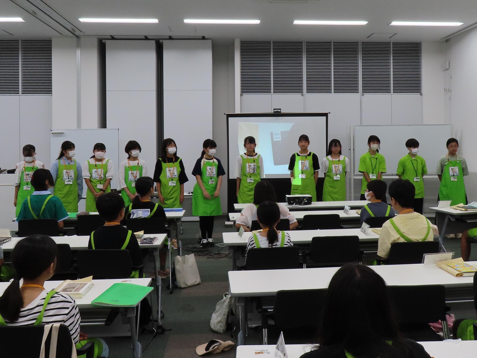 子ども司書のお手伝いの様子