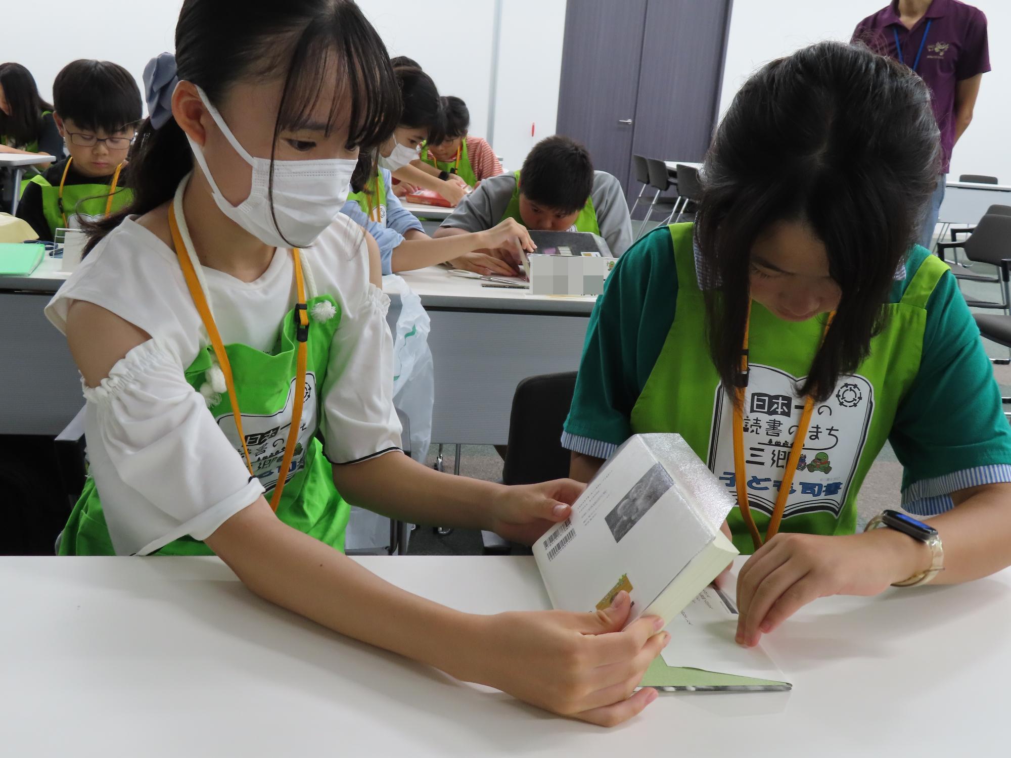 子ども司書のお手伝いの様子