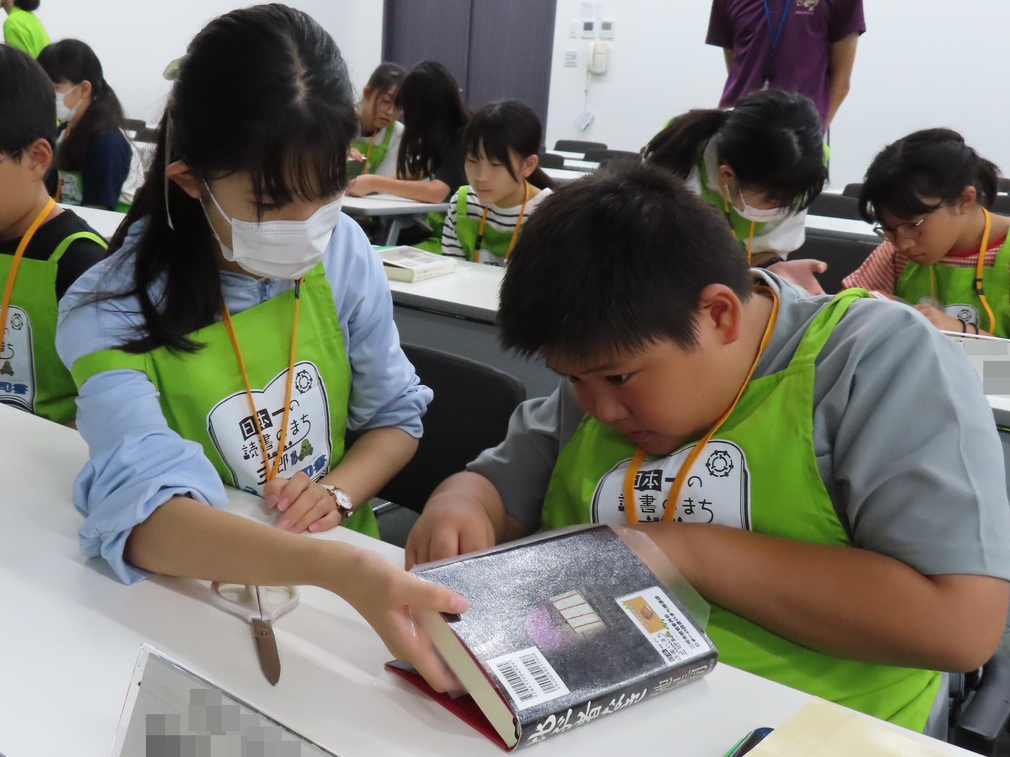 子ども司書のお手伝いの様子