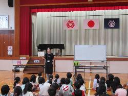 学校でブックトークを実施している写真