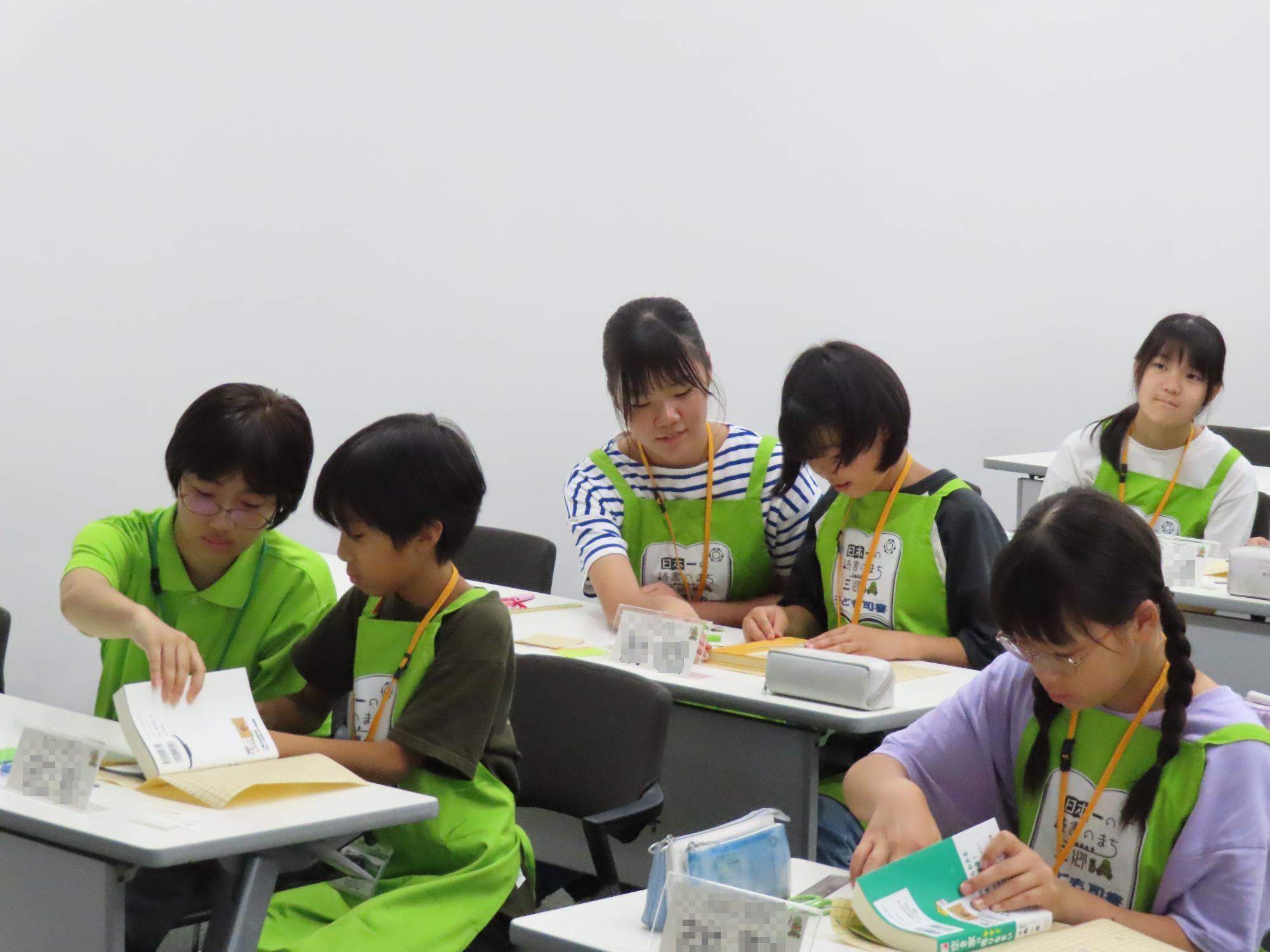 子ども司書のお手伝いの様子