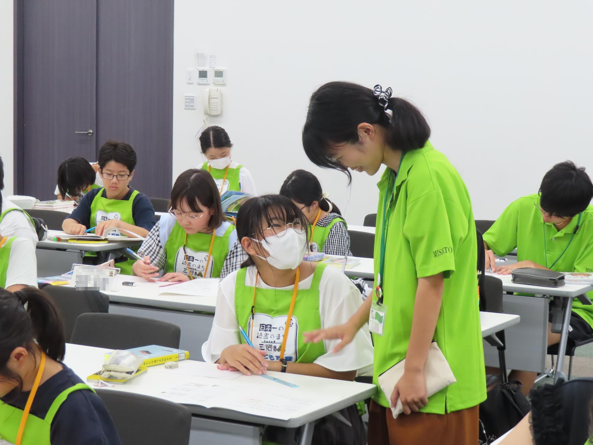 子ども司書のお手伝いの様子