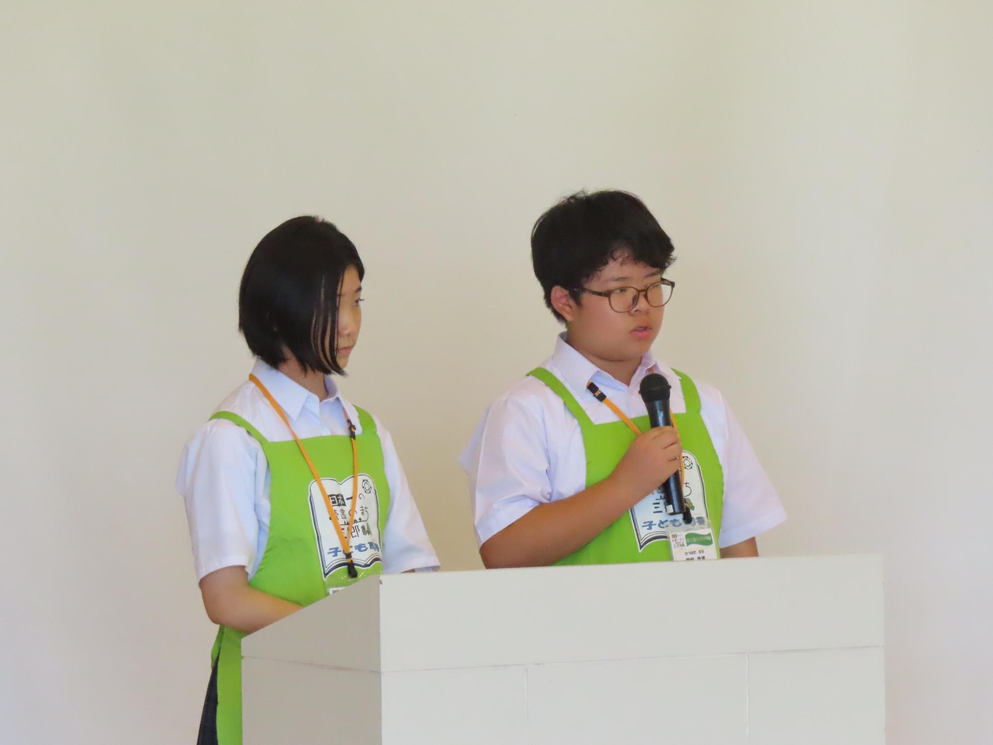 子ども司書のお手伝いの様子