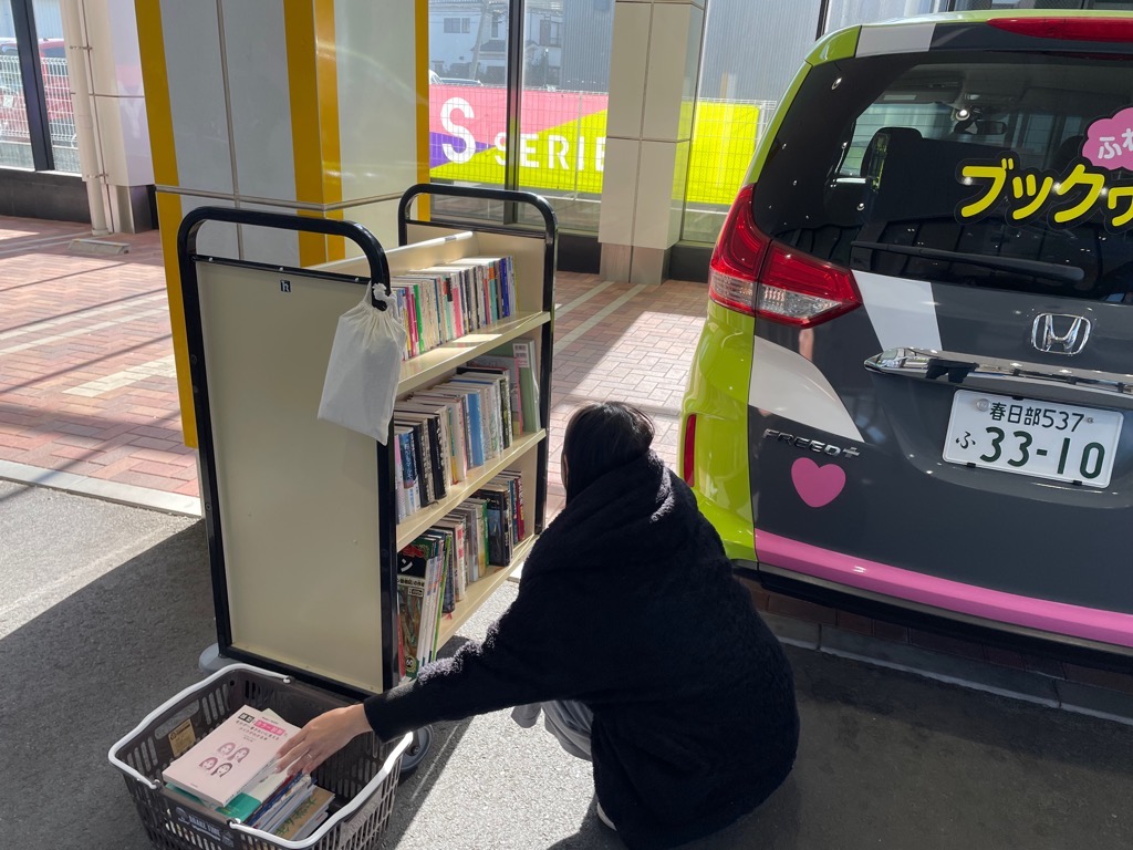 マイネッツ三郷店での本の入れ替えの様子