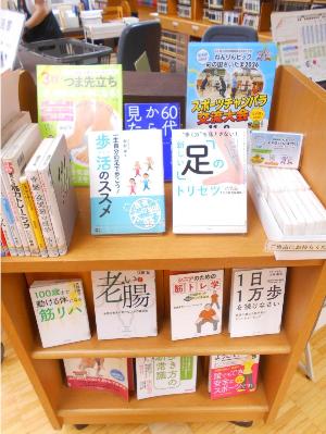 早稲田図書館企画展示の様子（ねんりんピック2026）
