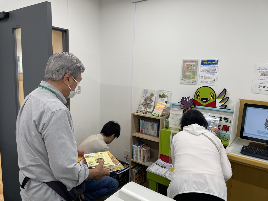 三郷中央におどりプラザでの本の入れ替えの様子