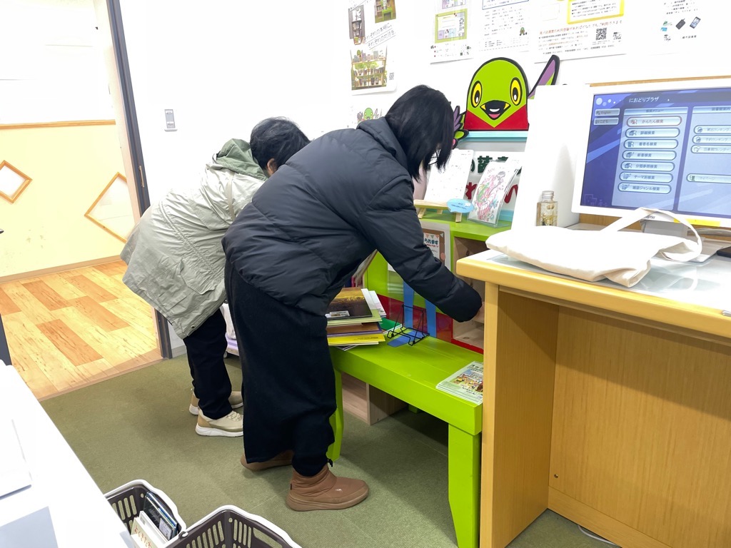 におどりプラザでの本の入れ替えの様子