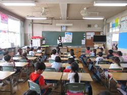 学校での図書館案内の様子の写真