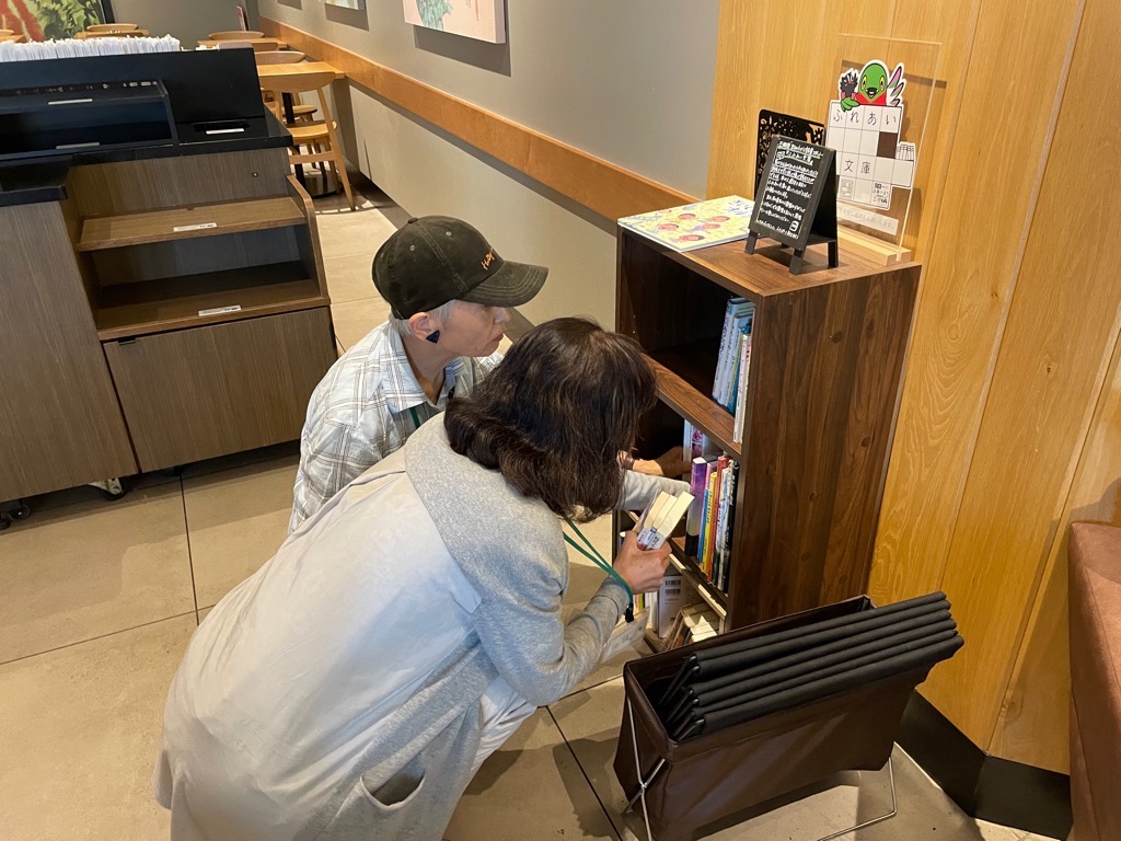 スターバックスコーヒーららぽーと新三郷店での本の入れ替えの様子
