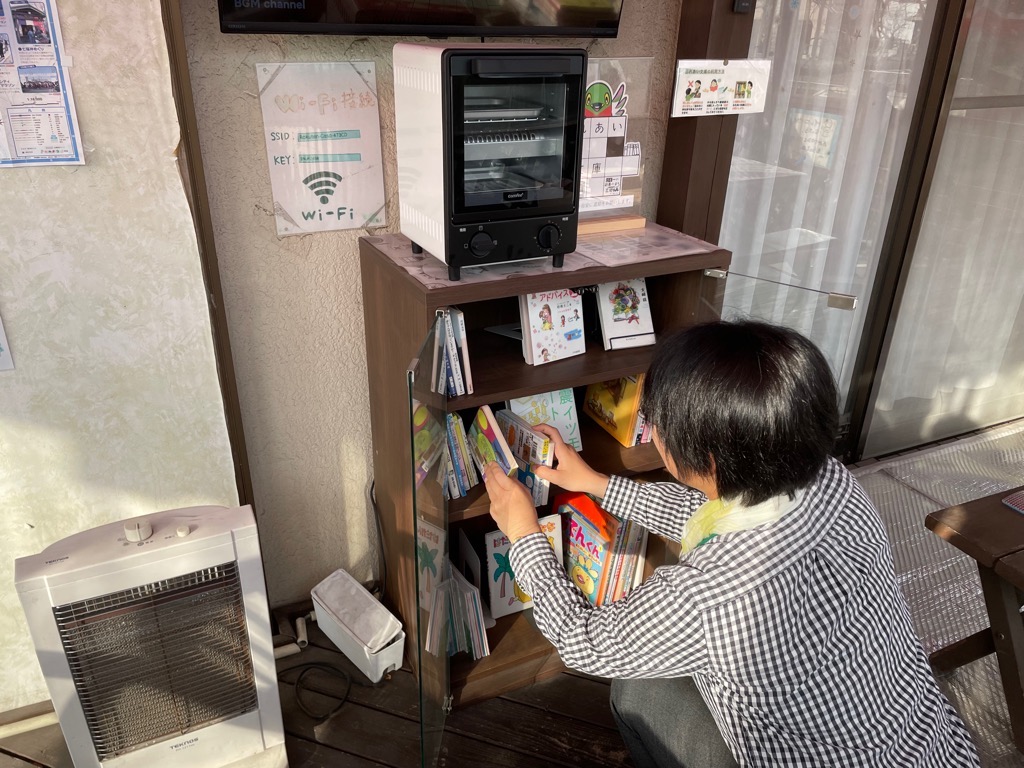 パン工房SAKURAでの本の入れ替えの様子