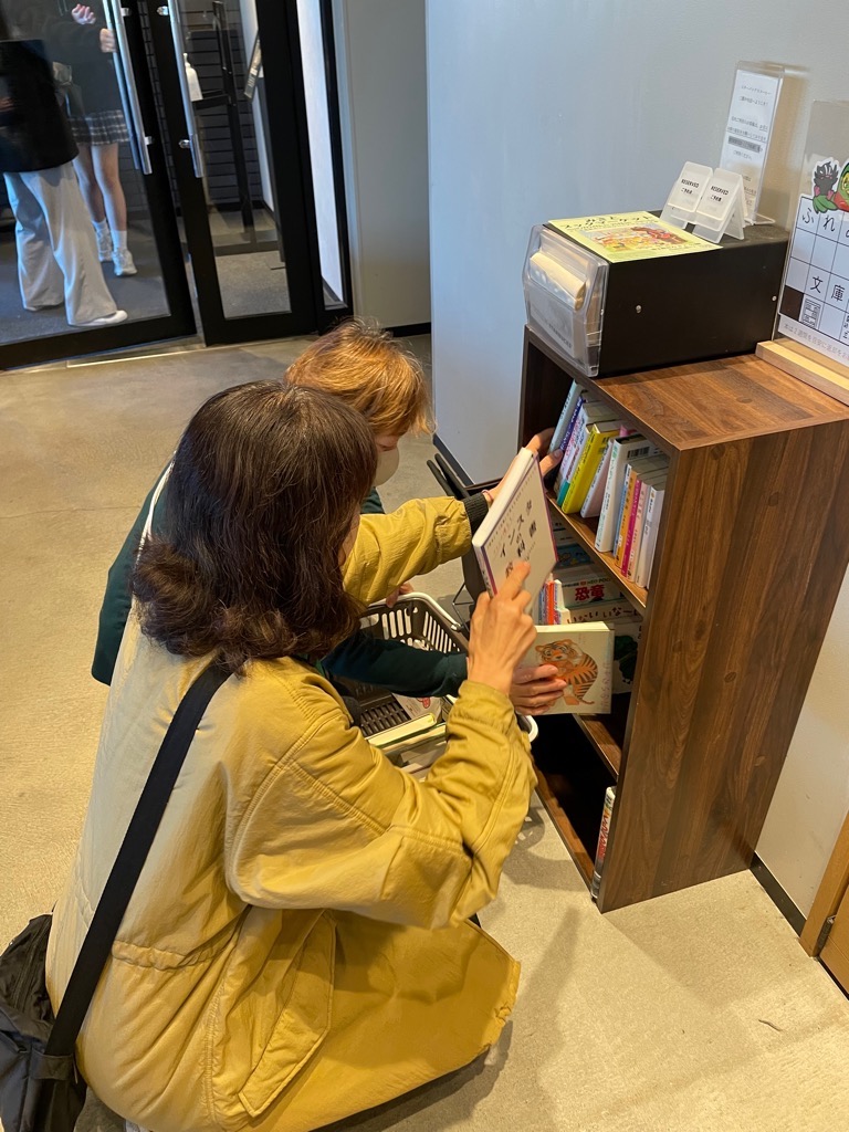スターバックスコーヒー三郷中央店での本の入れ替えの様子