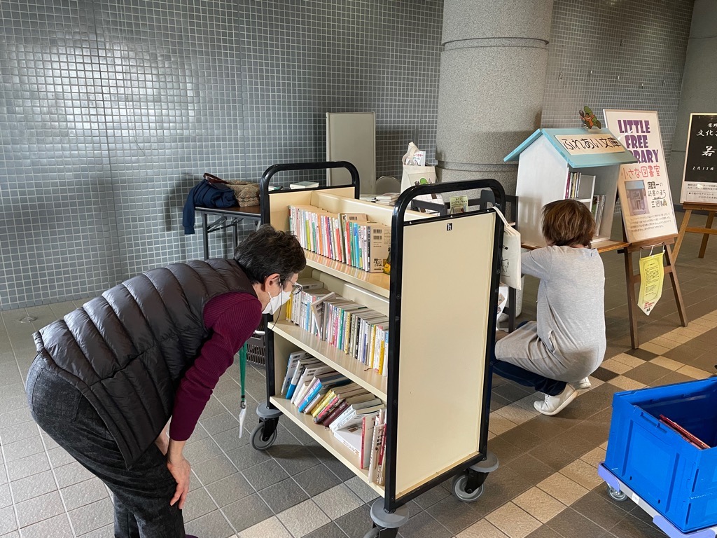 鷹野文化センターでの本の入れ替えの様子