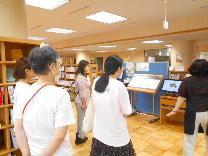 図書館ツアーの様子