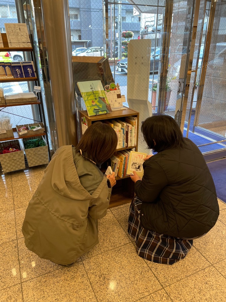 東横イン三郷駅前店での本の入れ替えの様子