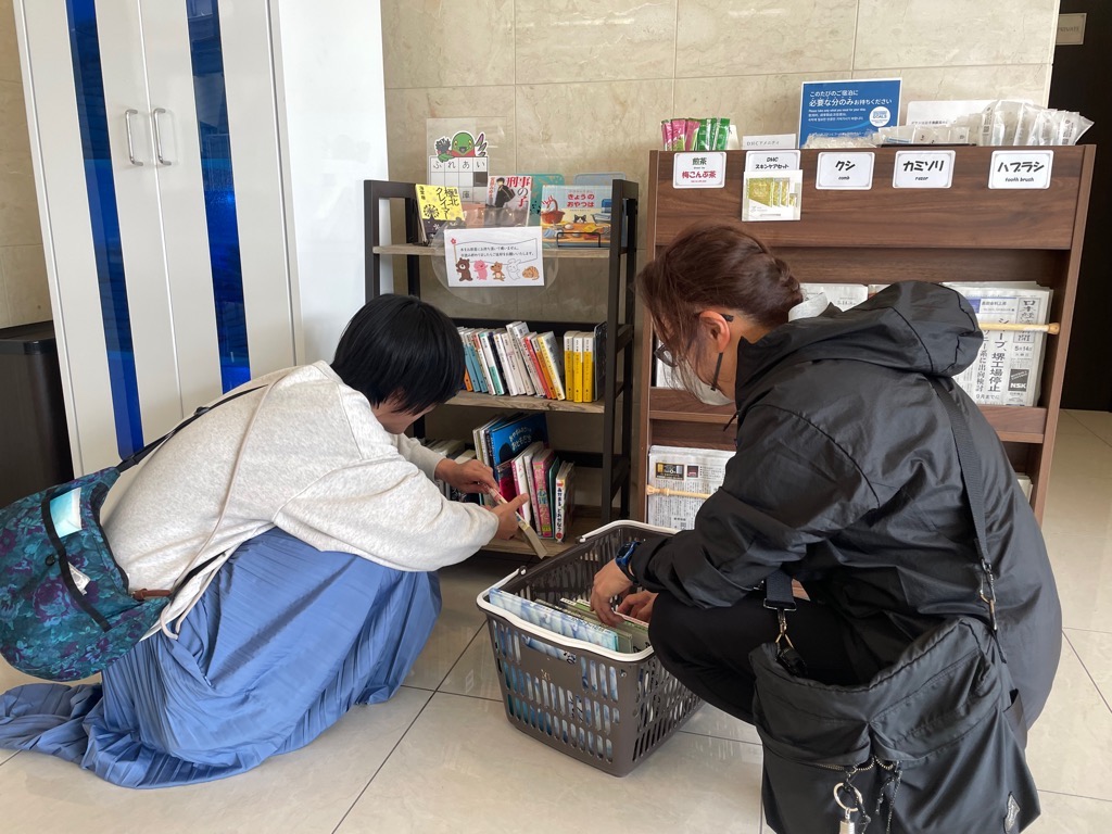 東横INN埼玉三郷駅前での本の入れ替えの様子
