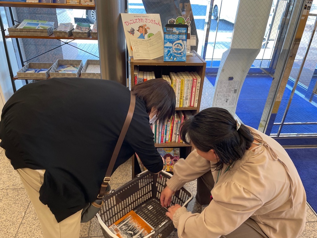 東横INN埼玉三郷駅前での本の入れ替えの様子