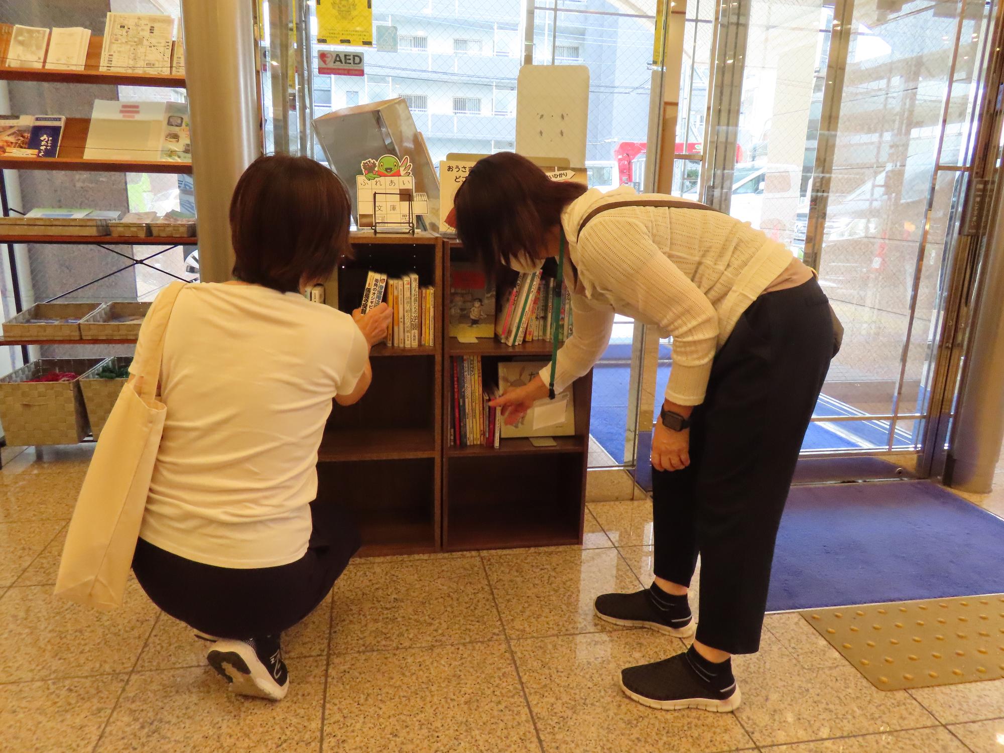 東横INN埼玉三郷駅前での本の入れ替えの様子