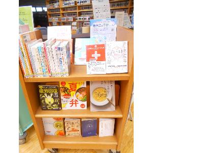 早稲田図書館企画展示の様子（健康推進課熱中症対策）