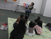 絵本の読み聞かせをしているボランティアの写真