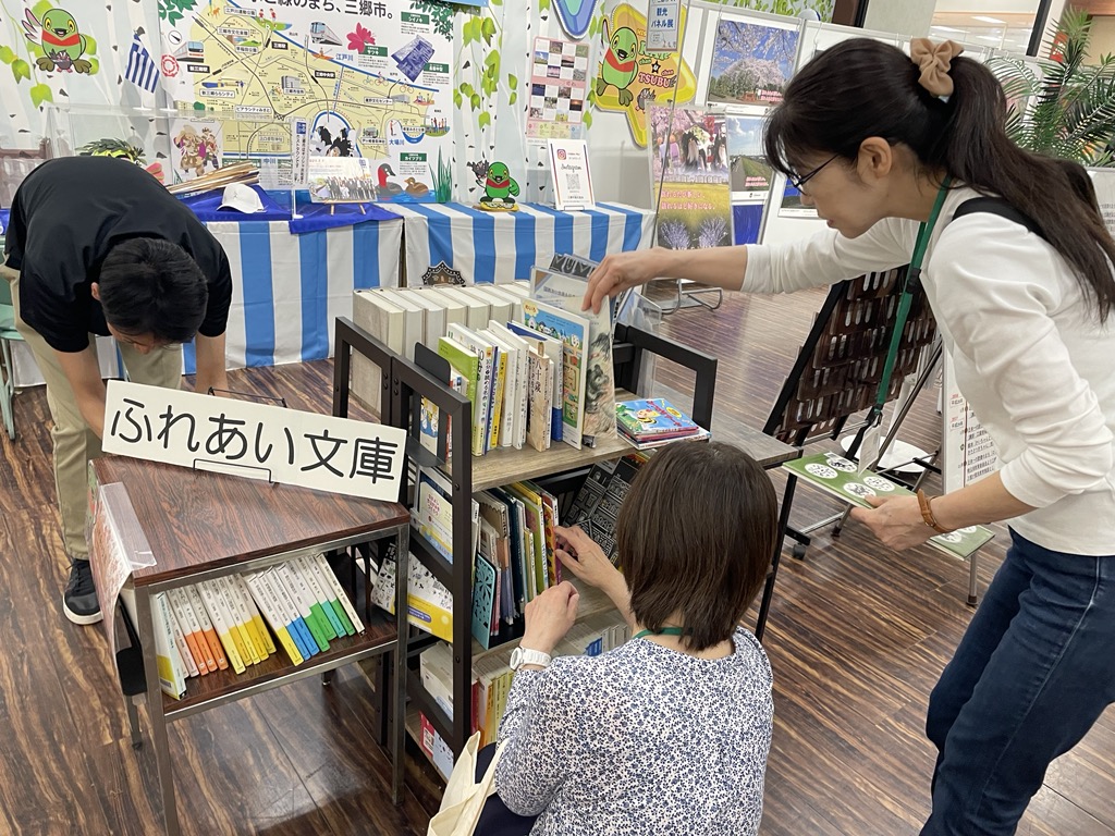 イトーヨーカドー三郷店情報発信スペースでの本のお手入れの様子