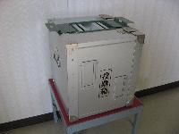 赤い台の上に置かれている、投票用紙1,000～2,000票用の銀色の投票箱の写真