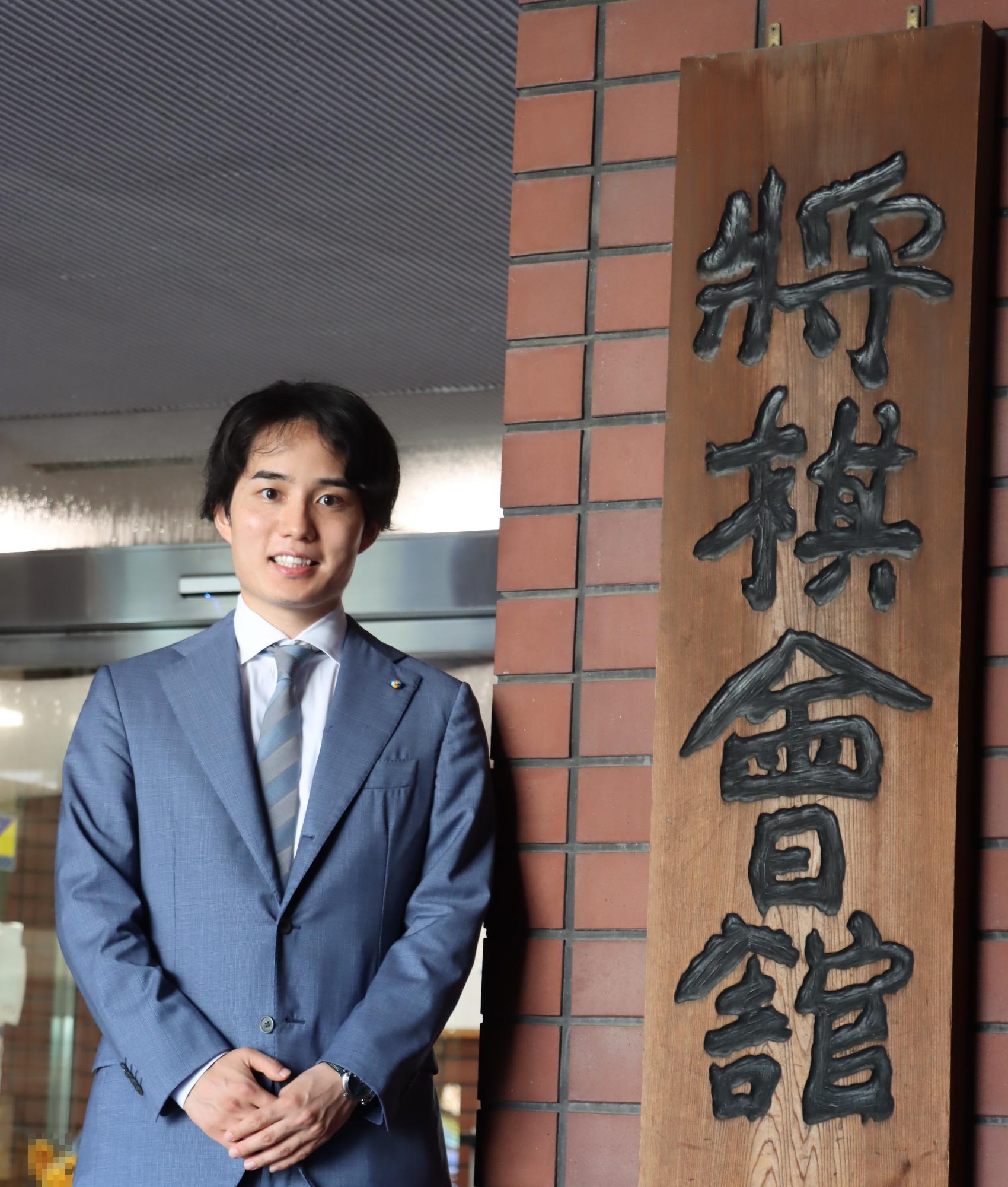 将棋会館前の佐々木八段