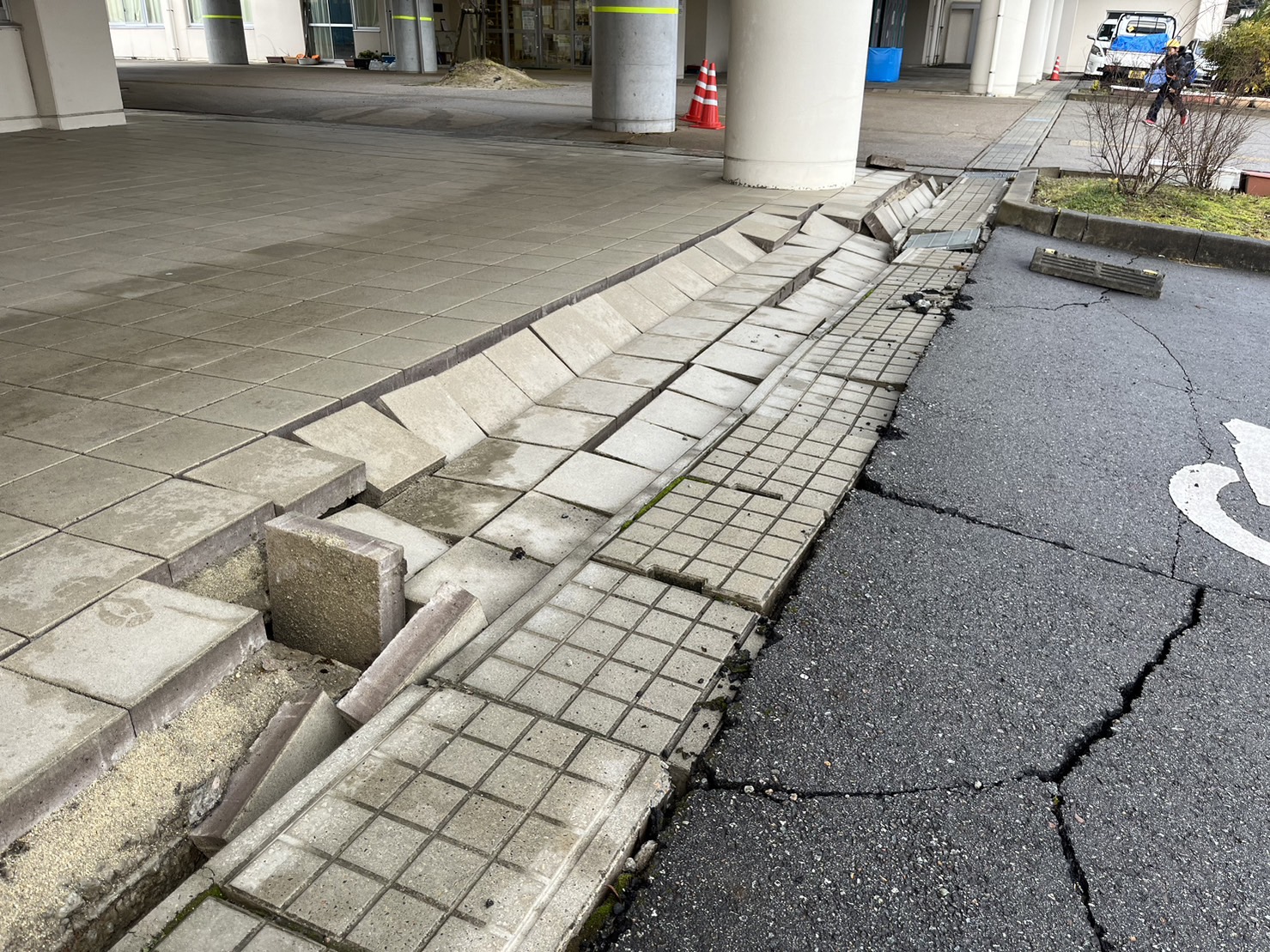 地面に大きく入った亀裂と沈み