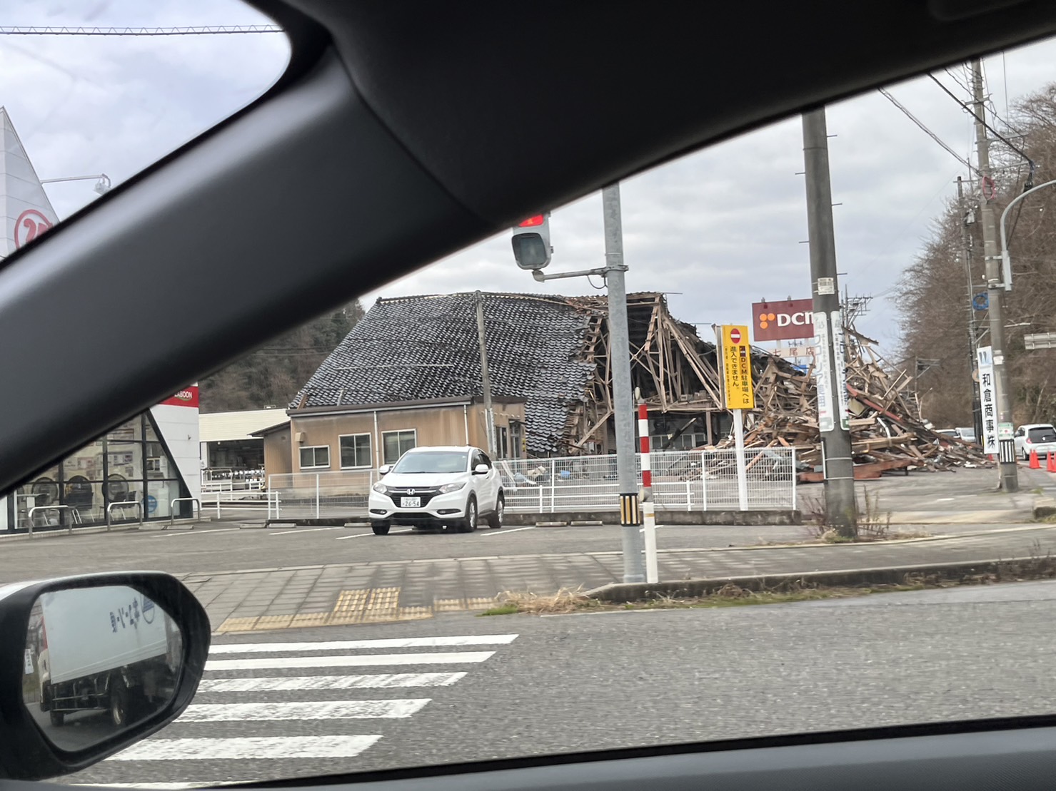地震で崩壊したとみられる建物