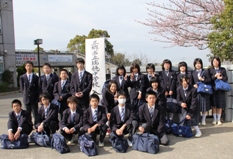 同じ制服を身につけた、中学校に入学・転校したたくさんの子どもたちの集合写真