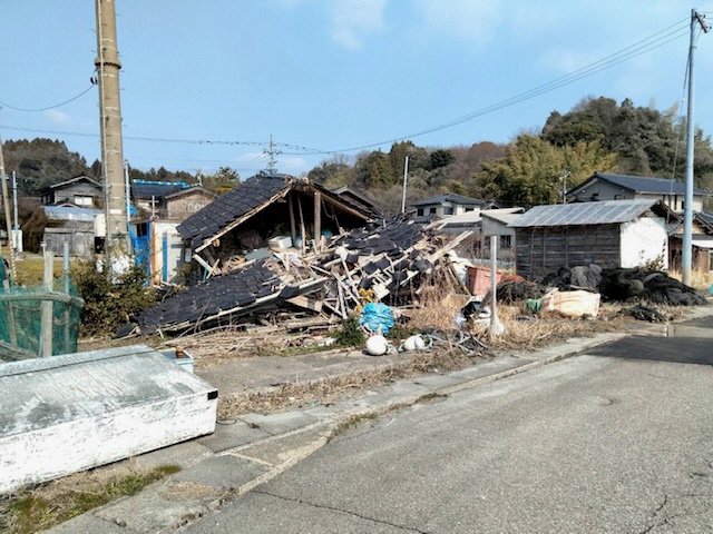 地震で倒壊している建物