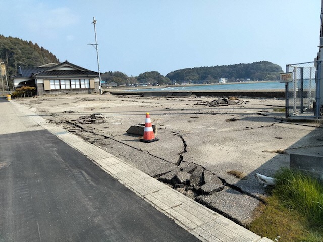 地震で亀裂の入った地面